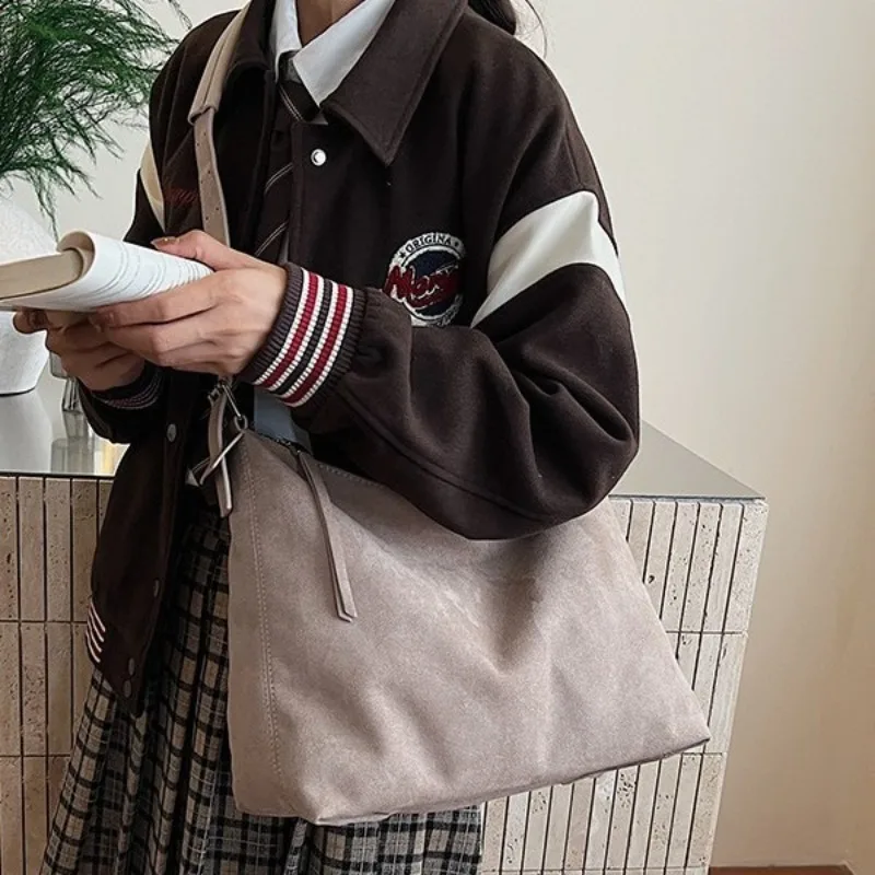 

Women's Korean Style Matte Faux Fur Tote 2026 Autumn/Winter New Arrival Large Capacity Commuter Shoulder & Crossbody Bag