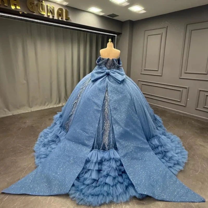 Robes de Quinceanera bleu brillant personnalisées, épaules dénudées, paillettes appliquées, nœud superposé en dentelle, longue queue, 15