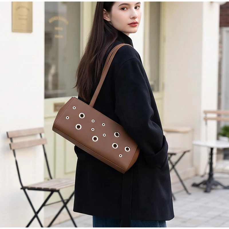 Metallösen-besetzte PU-Schultertasche, rechteckige Nieten-Handtasche für Damen, koreanische minimalistische Mode-Freizeit- und Arbeits-Tasche – Detail 15