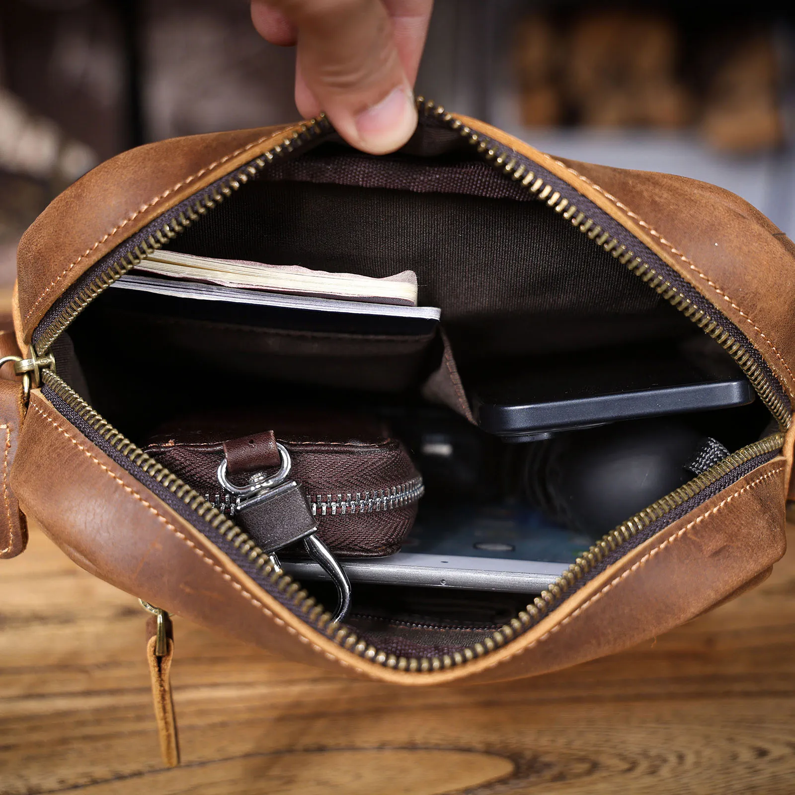 S.WORKER Vollnarbenleder Herren-Umhängetasche Vintage Crossbody Sling Bag für Männer – Detail 26