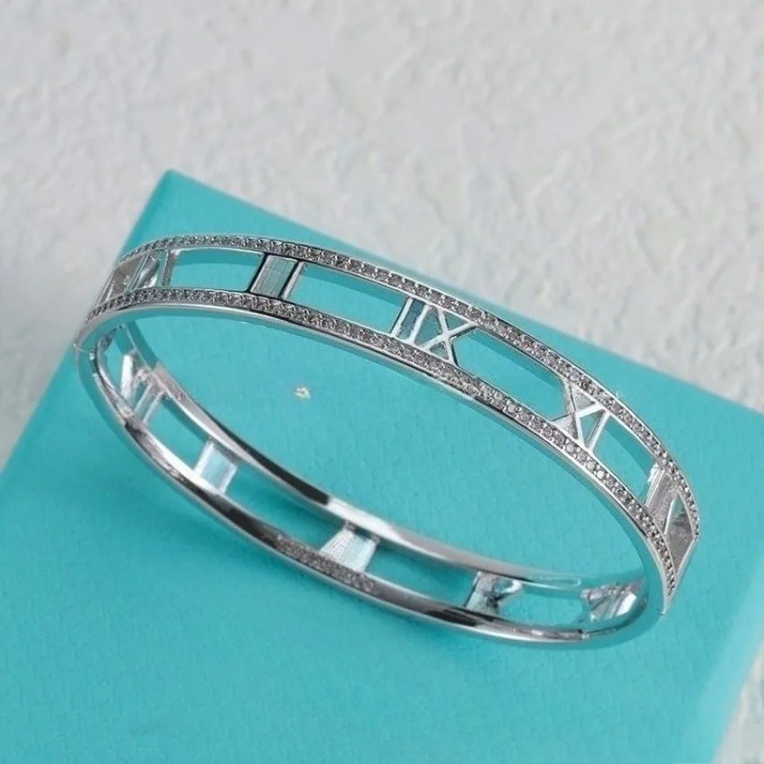 أساور كلاسيكية بأحرف عصرية، إكسسوار نسائي كلاسيكي 2025