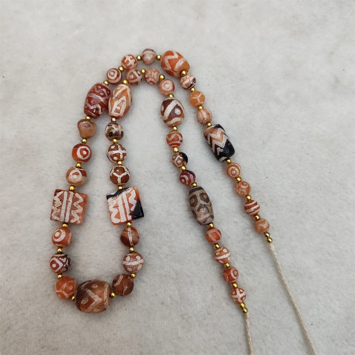 1pcs/lot West Asian corroded carnelian necklace Beads of different shapes Hand-skewered Ancient totems Retro ethnic style