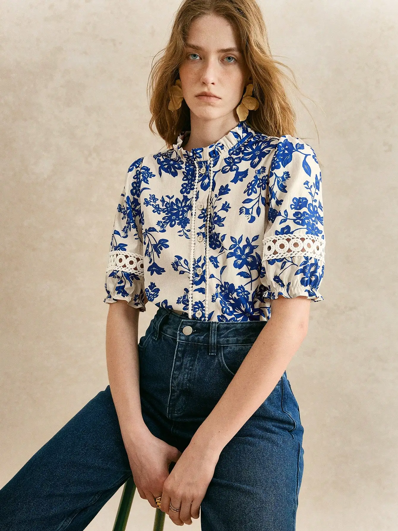 

Женская синяя блузка с цветочным принтом, пышными рукавами и кружевными манжетами