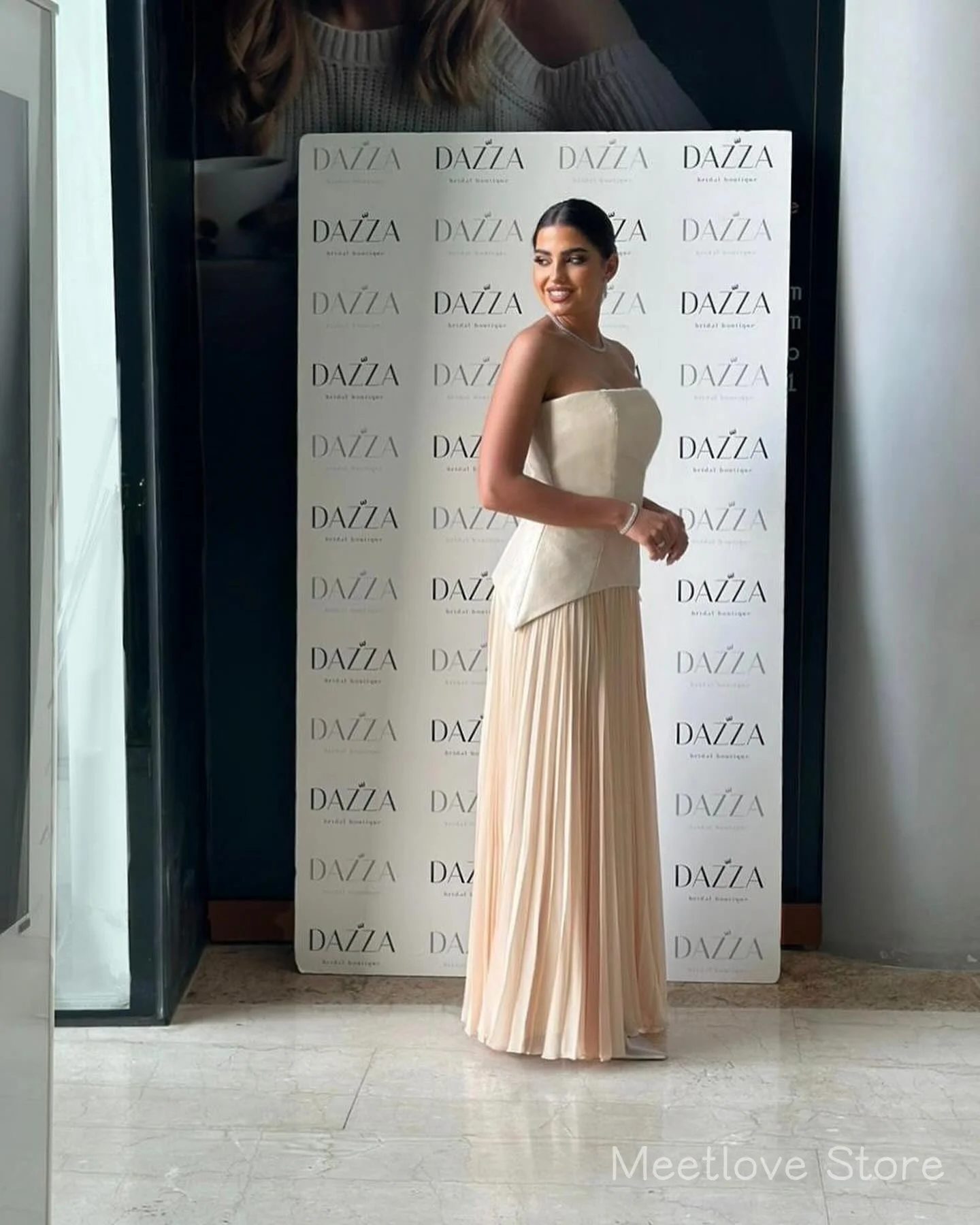 Meetlove ซาติน Strapless ชุดราตรีความยาวชั้นชีฟอง Sheath ง่ายชุดราตรีที่กําหนดเอง