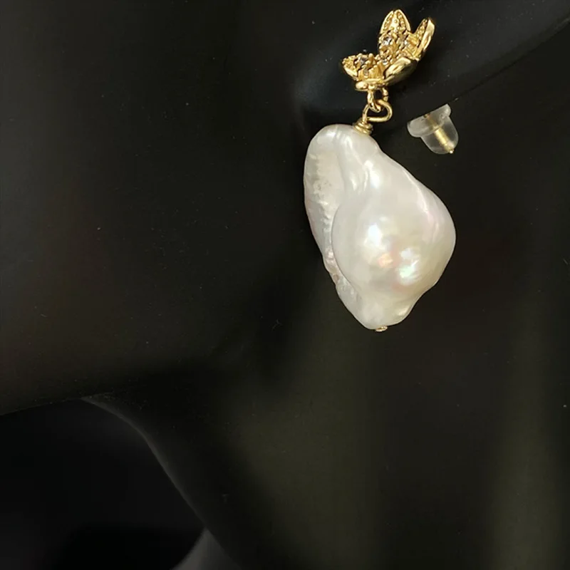 أقراط لؤلؤ المياه العذبة الباروكية الطبيعية، عناصر تصميم الزهور الصغيرة، تصميم متخصص، إحساس بسيط ومتقدم