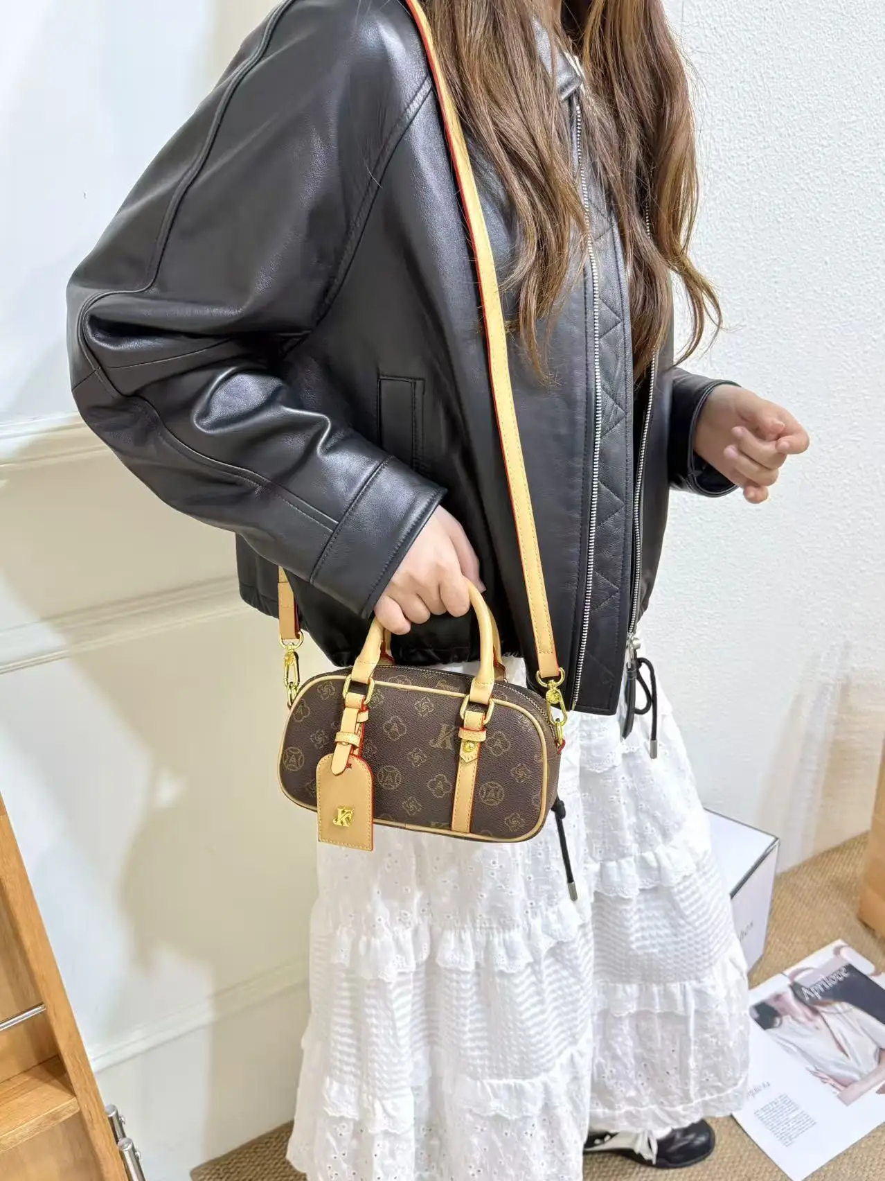 

2025Новая женская сумка-тоут с плечевым ремнем для шара для бассейна, классический европейский стиль с буквами