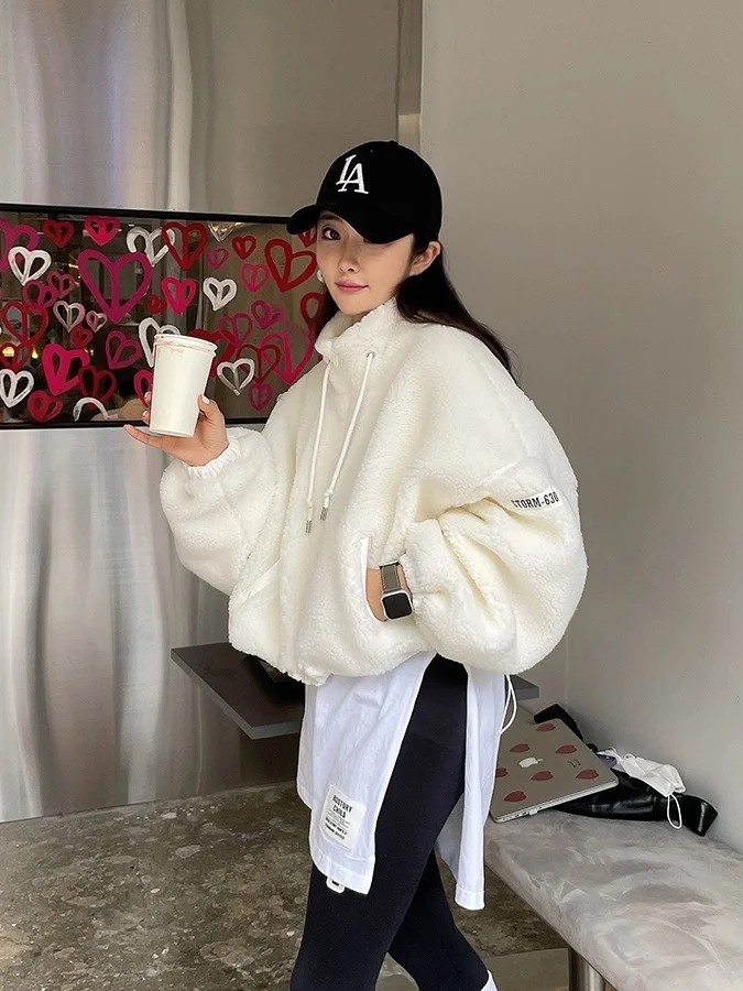 หลวม U-Ne สีขาวฐานเสื้อยืดผู้หญิง ular Design Sense Slit ป้ายความยาวกลางอินเทรนด์สําหรับฤดูใบไม้ร่วงฤดูหนาว