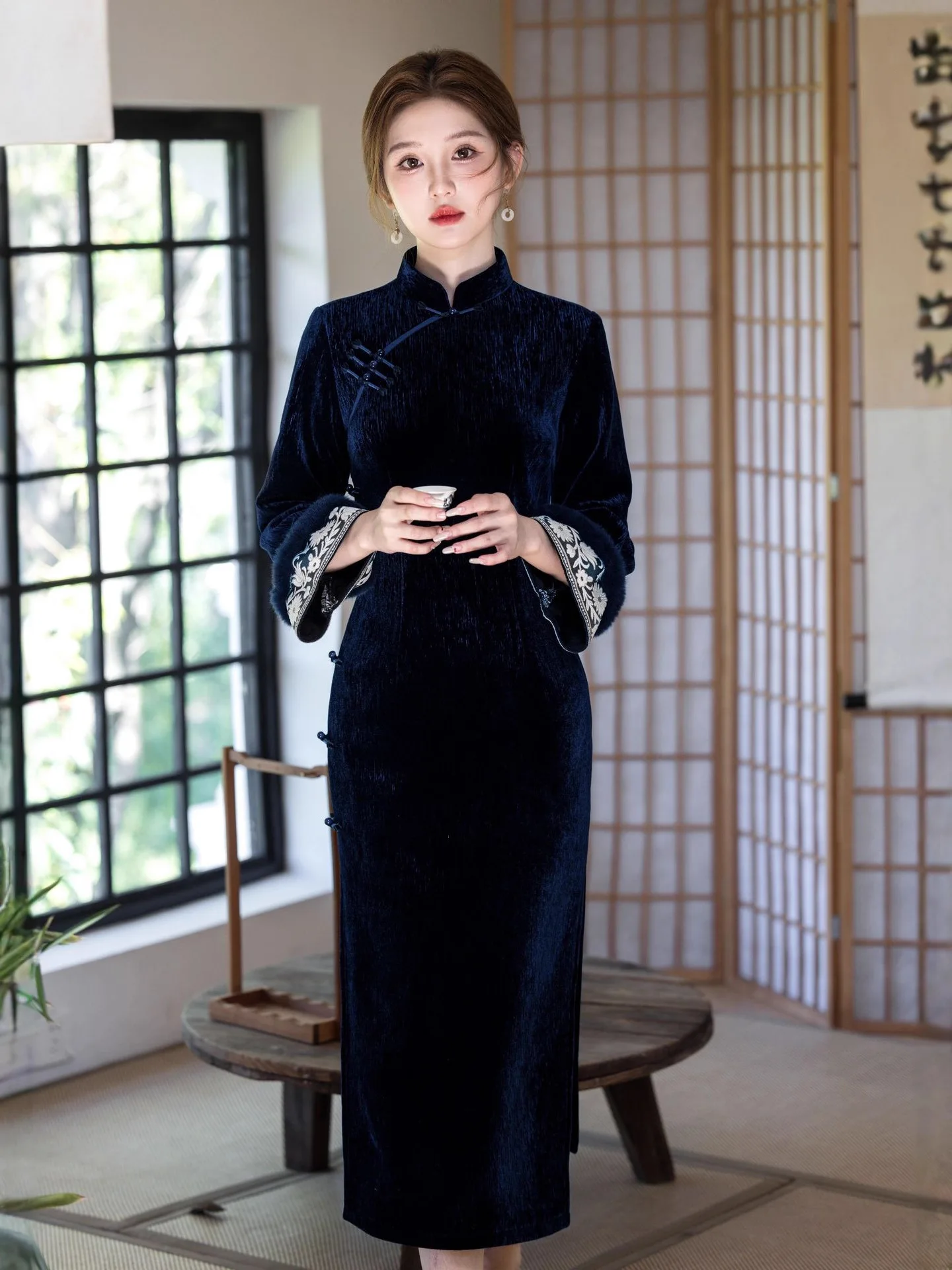 

Темно-синий бархатный новый китайский стиль в стиле ретро 2025, новый зимний улучшенный Cheongsam для похудения, ежедневный Cheongsam