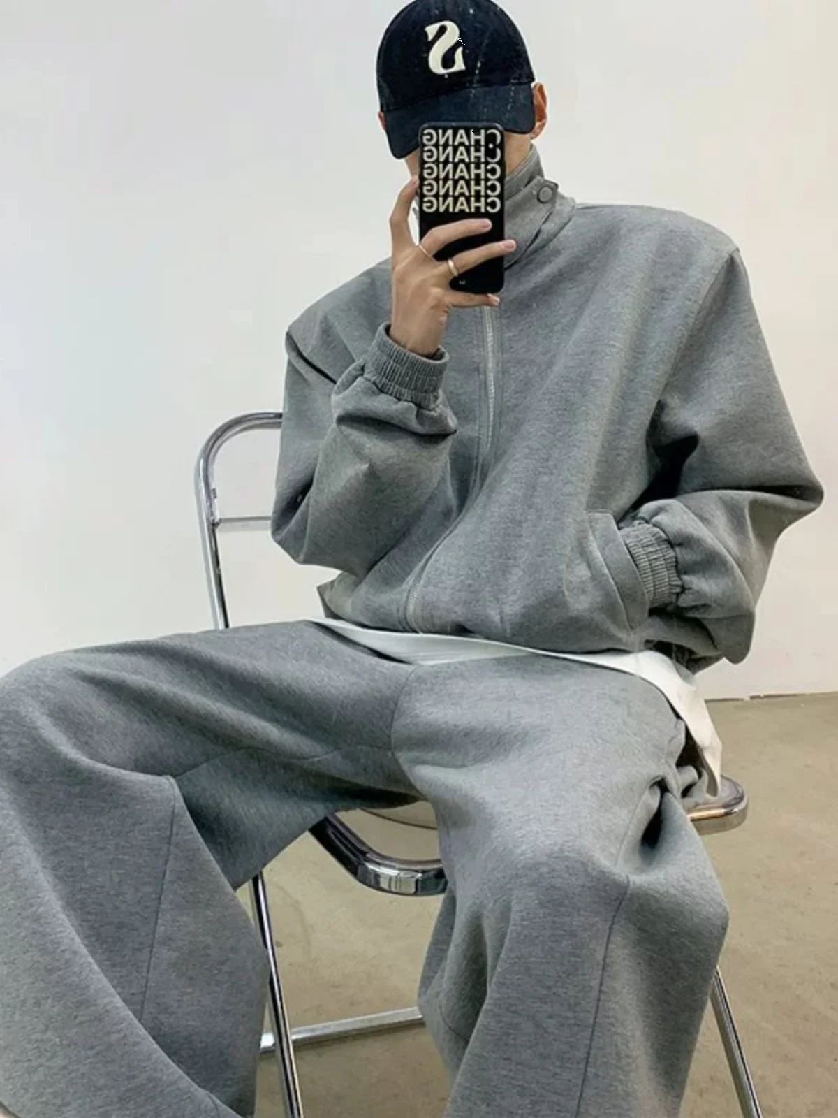 

Мужской спортивный костюм в стиле ретро, весна 2024, новинка, уличный стиль, для пар, однотонный, комплект из двух предметов, с длинными рукавами, толстовка и брюки.