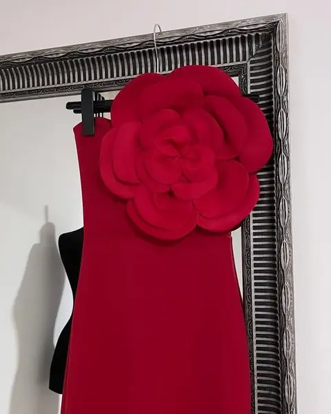 Lindo fúcsia alta elástica meados de vestidos femininos com flor artesanal sem alças bainha vestido de festa formal