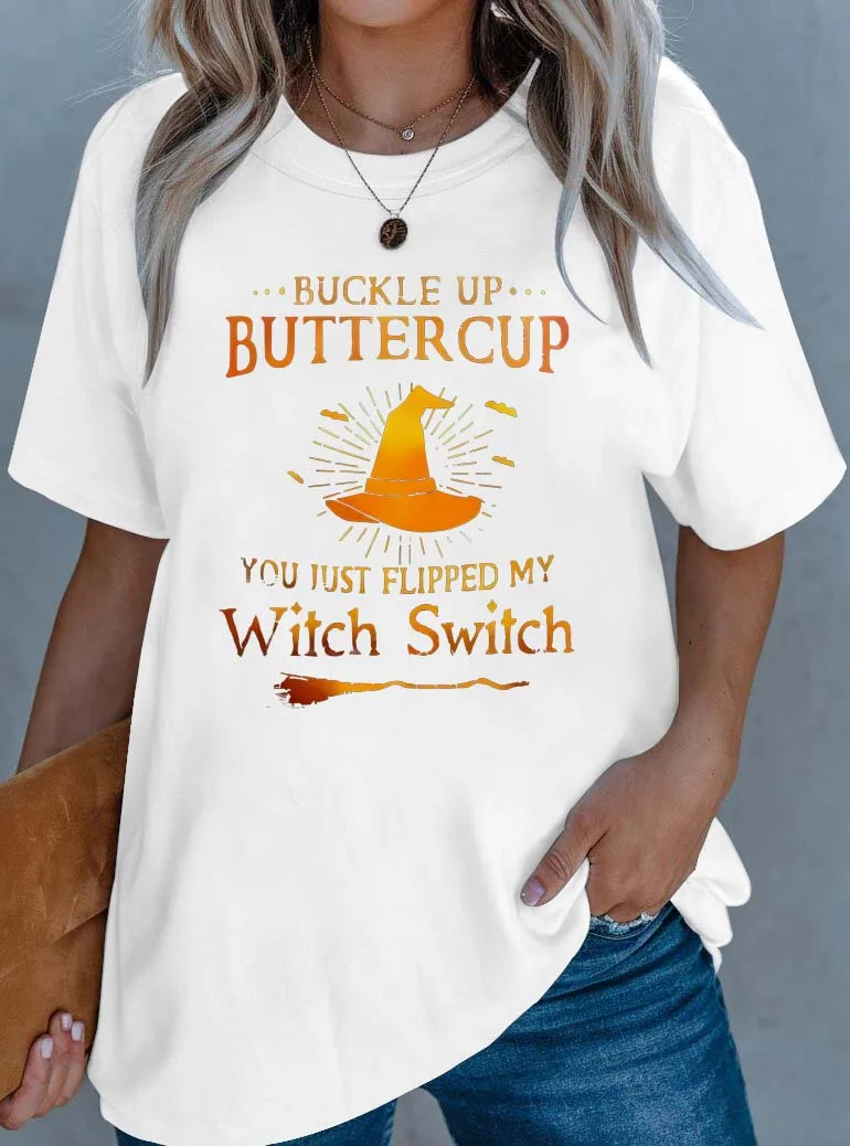 Elegante outfit in grote maten met heksenschakelaarslogan en heksenelementen