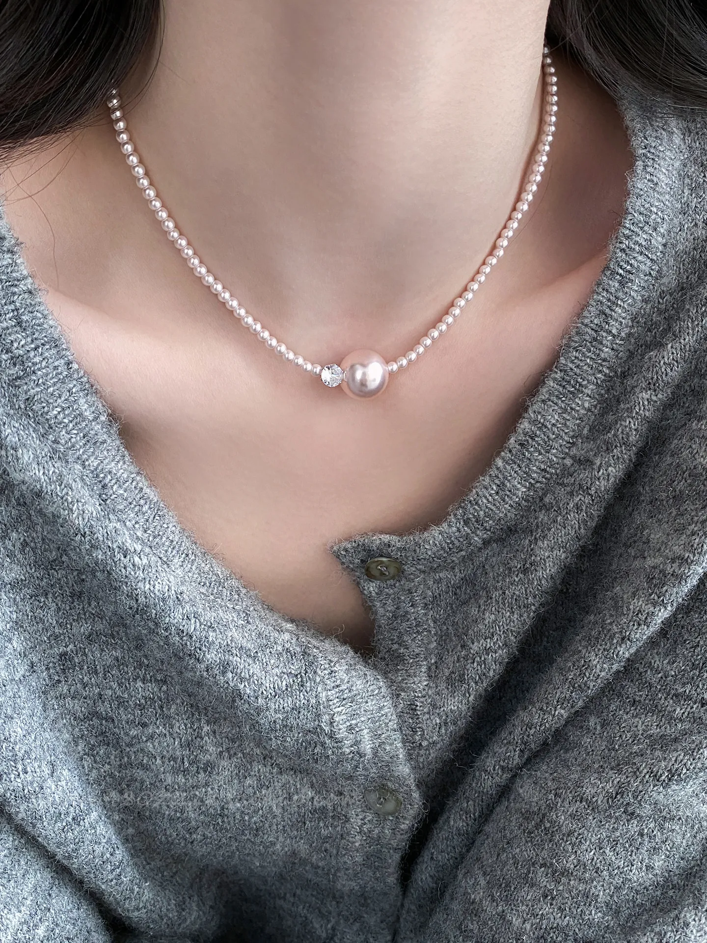 Elegante Designer Manta Lila Imitationsperlen-Halskette für Damen Kettenschmuck Accessoire Stilvolles Luxus-Design 2026 Trend – Detail 6