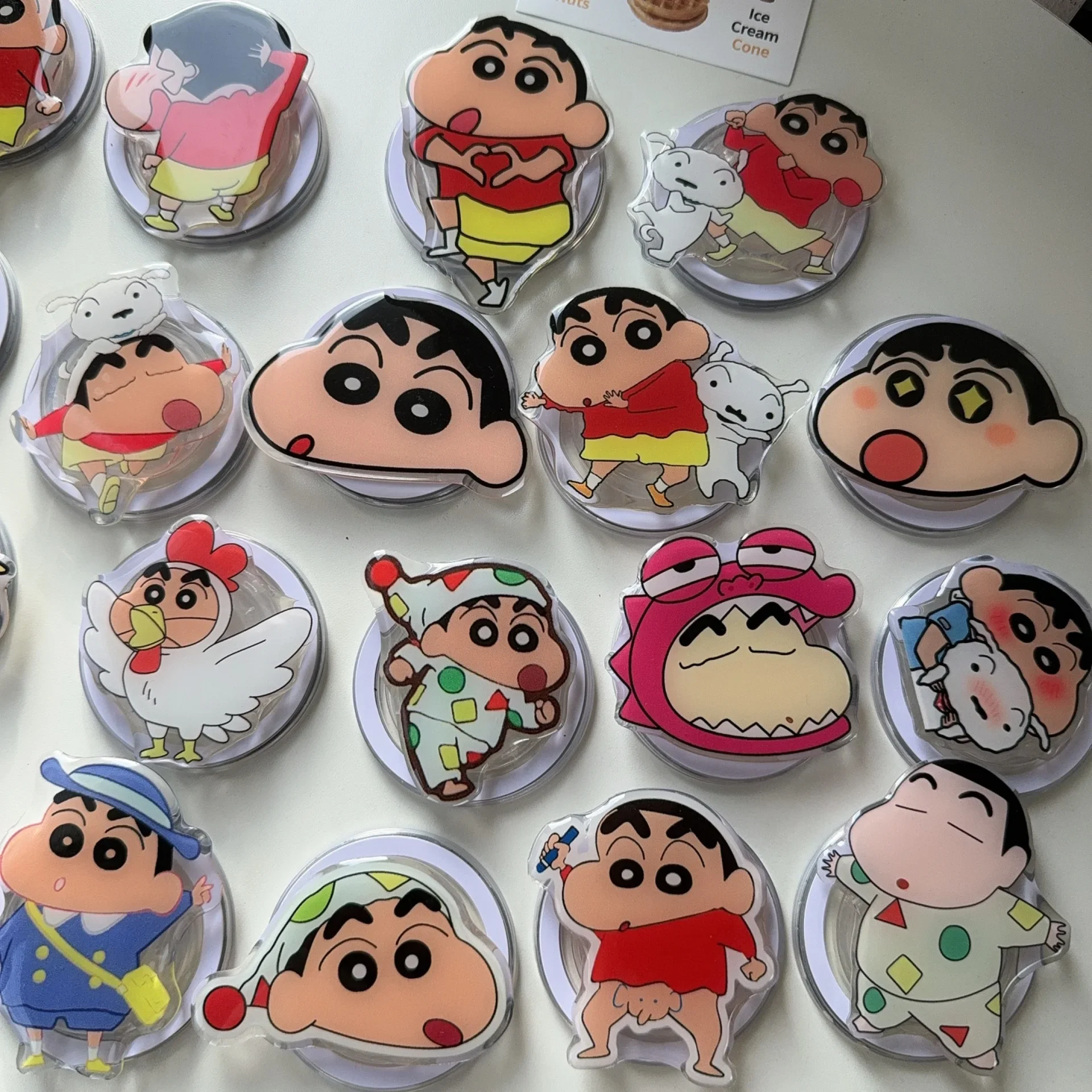 حامل هاتف Kawaii Crayon Shinchan MagSafe حامل أنيمي مغناطيسي لهاتف IPhone 15/16 Pro حامل سطح المكتب كسول كرتوني لطيف (2024)