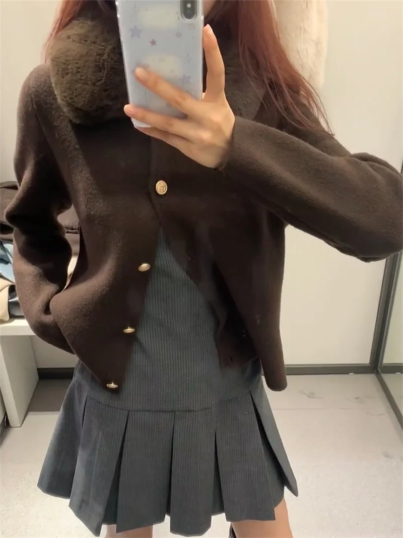 سترة نسائية 2025 موضة جديدة لخريف وشتاء بني داكن بأكمام طويلة وياقة من الفرو الصناعي سترة متماسكة