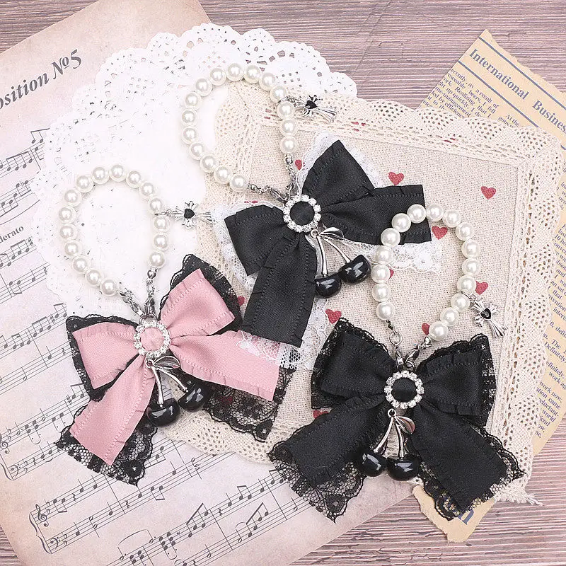 

Брелок ручной работы для сумки в стиле Лолита: жемчужное украшение с черной вишневой лентой и кружевными деталями
