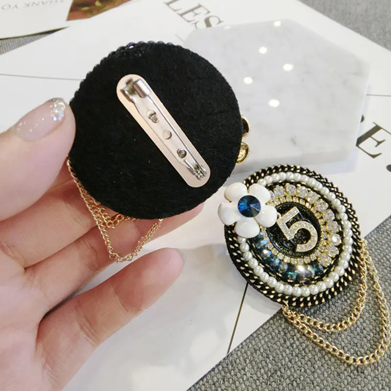 Luxury Rabbit Crown Fur Charm Simulated Pearl Brooch Pins Women Fringe Flower Ball Pearl Pendant Tassel Letter 5 Winter Brooches