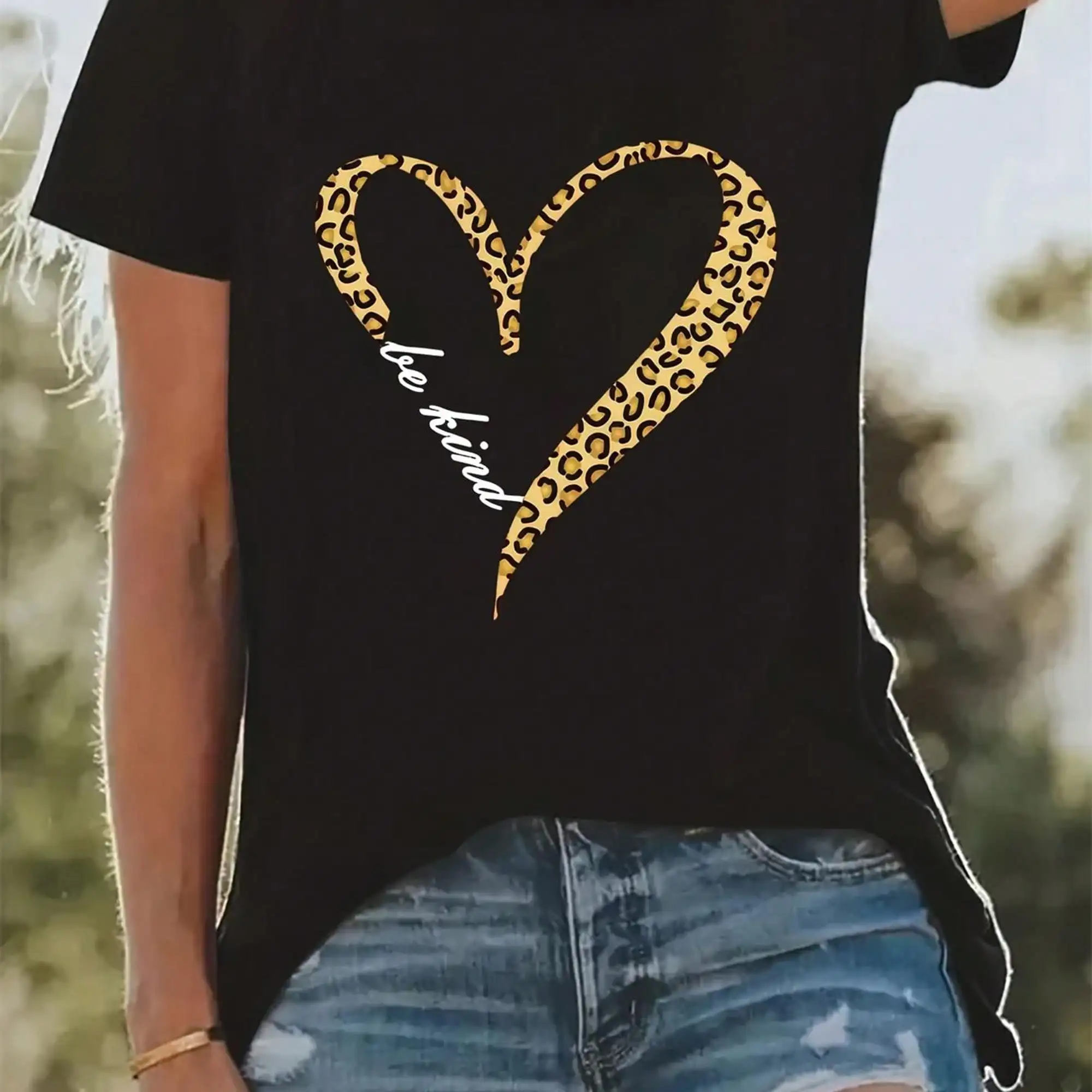 Women's Slim Fit Be Kind Heart Print T-Shirt - Short Sleeve Crew Neck Casual Top With Be Kind Message, Fitted Blouse For Spring Summer Casual Attire, Machine Washable Kindness Promotion Apparel