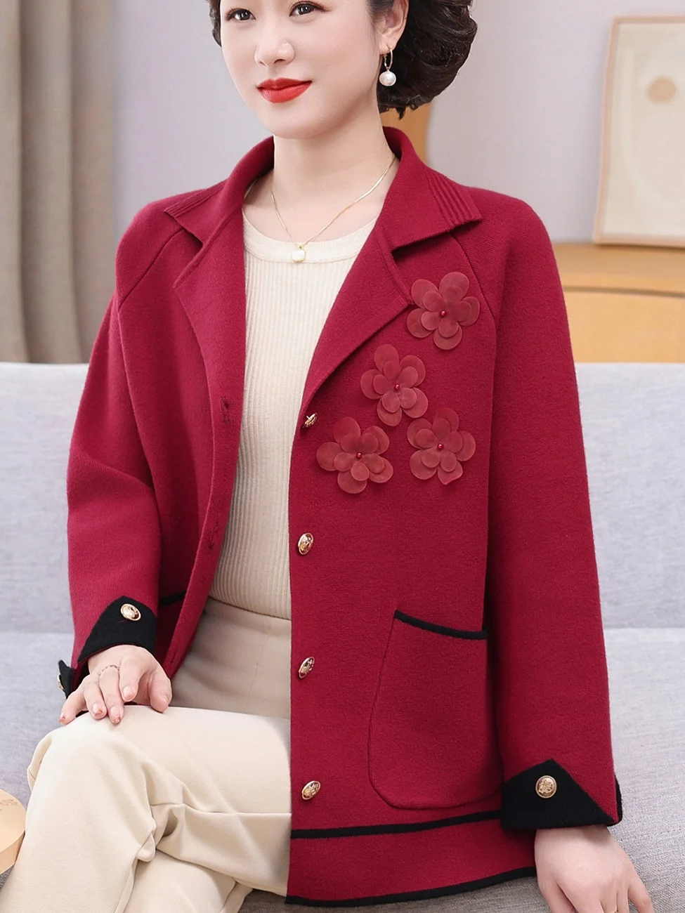 

Вязаный красный кардиган для женщин среднего возраста, с цветочным декором, свободного кроя, длина до бедра, модный.