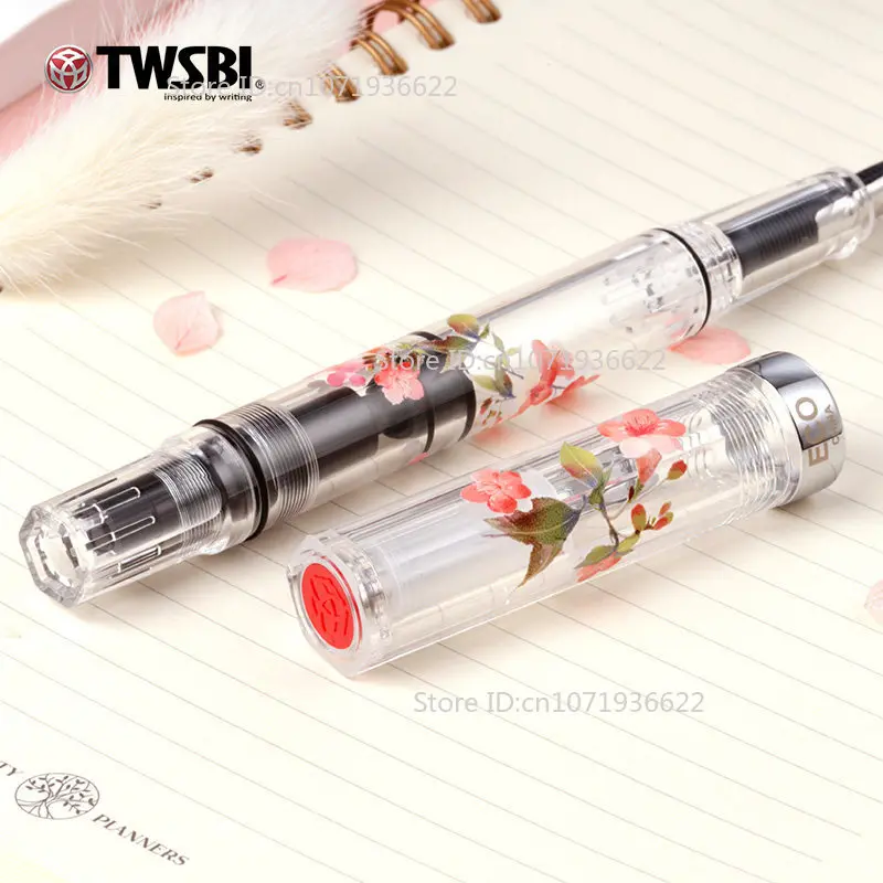 Pióro wieczne TWSBI ECO Designer Transparent Sakura Limited Edition z mechanizmem tłokowym i motywem kwiatu wiśni, idealne do prowadzenia dziennika. — zdjęcie produktu 3