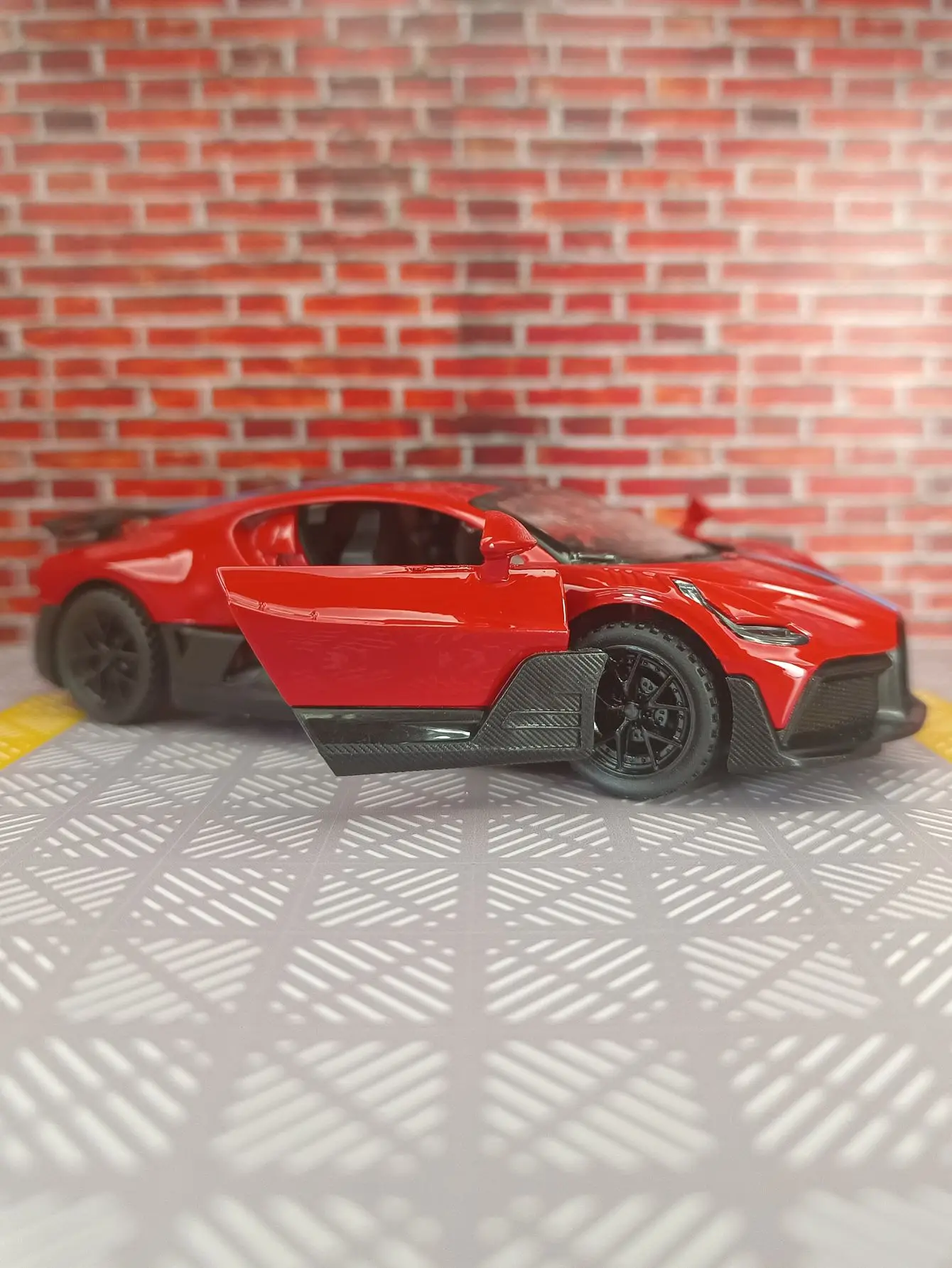 

Модель автомобиля из сплава DIVO 1:32 двери с обеих сторон можно открыть имеет имитирующие функции звука и освещения, богатые детали.