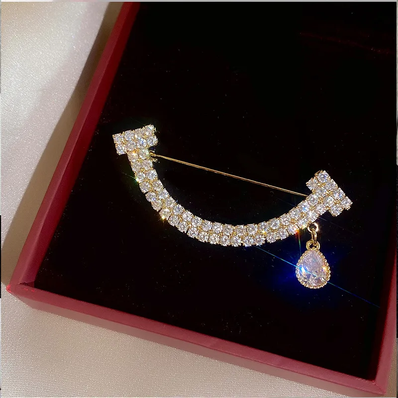 New Smile Brooch for Women, Trendy Niche Design Sense Pin, High-end Accessory, Internet Celebrity Exquisite Suit Lapel Flower