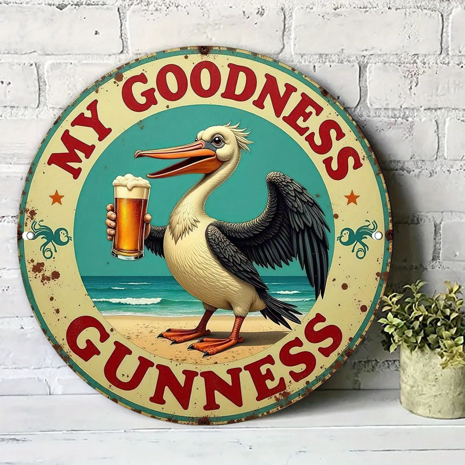 Ein 2D-Rundes Metallschild mit einem Pelikan, der eine Bierflasche hält, mit der Aufschrift 'MY GOODNESS GUNNESS', geeignet für Wohnzimmer.