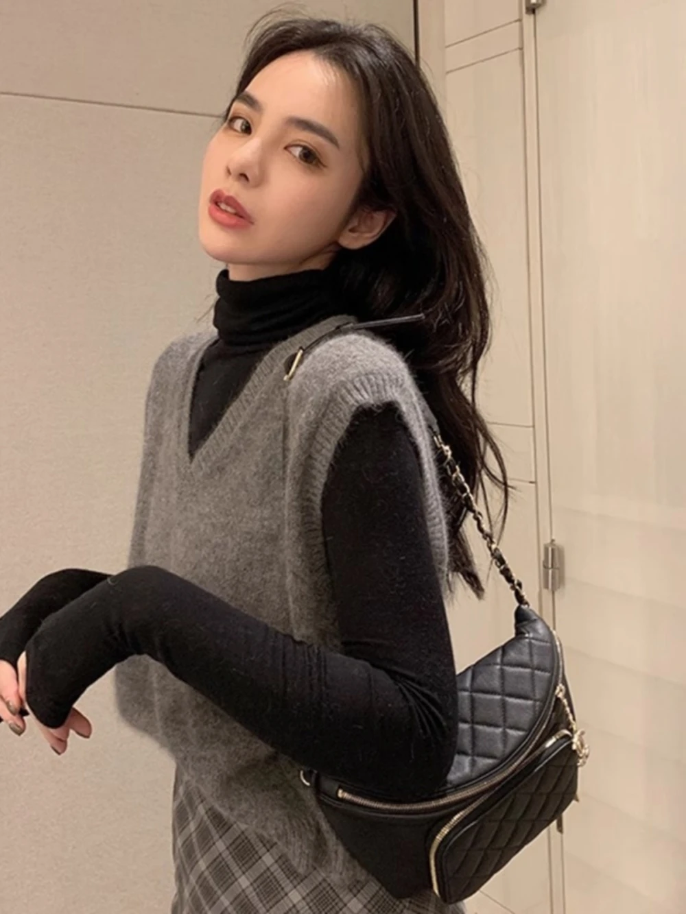 

Серый вязаный жилет-свитер женский, с V-образным вырезом, в расслабленном стиле, новинка 2025 года, весна-осень, верхняя одежда в корейском стиле для повседневной носки