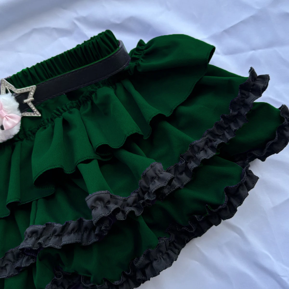 Trend w stylu Harajuku: krótka spódniczka w kształcie dyni, spódniczka typu cake puff, subkultura Y2K, styl spicy girl, styl punk girl, spódniczka do połowy łydki zapobiegająca odsłanianiu.