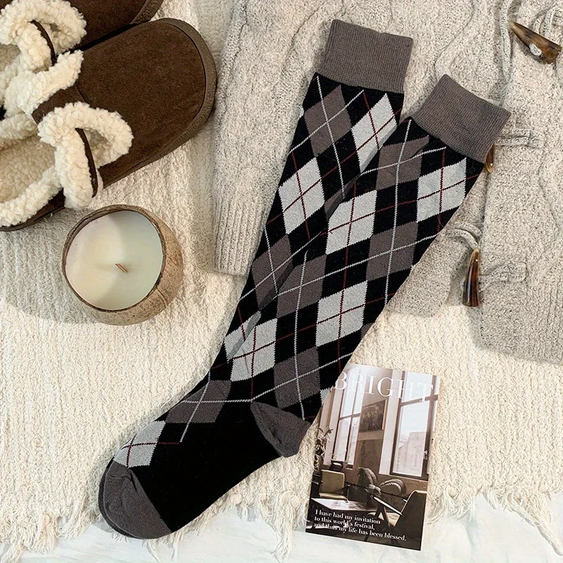 1 Paar diamantkarierte Kniestrümpfe für Damen im Herbst/Winter im englischen College-Stil, bequem, dick gestrickt, handwerklich