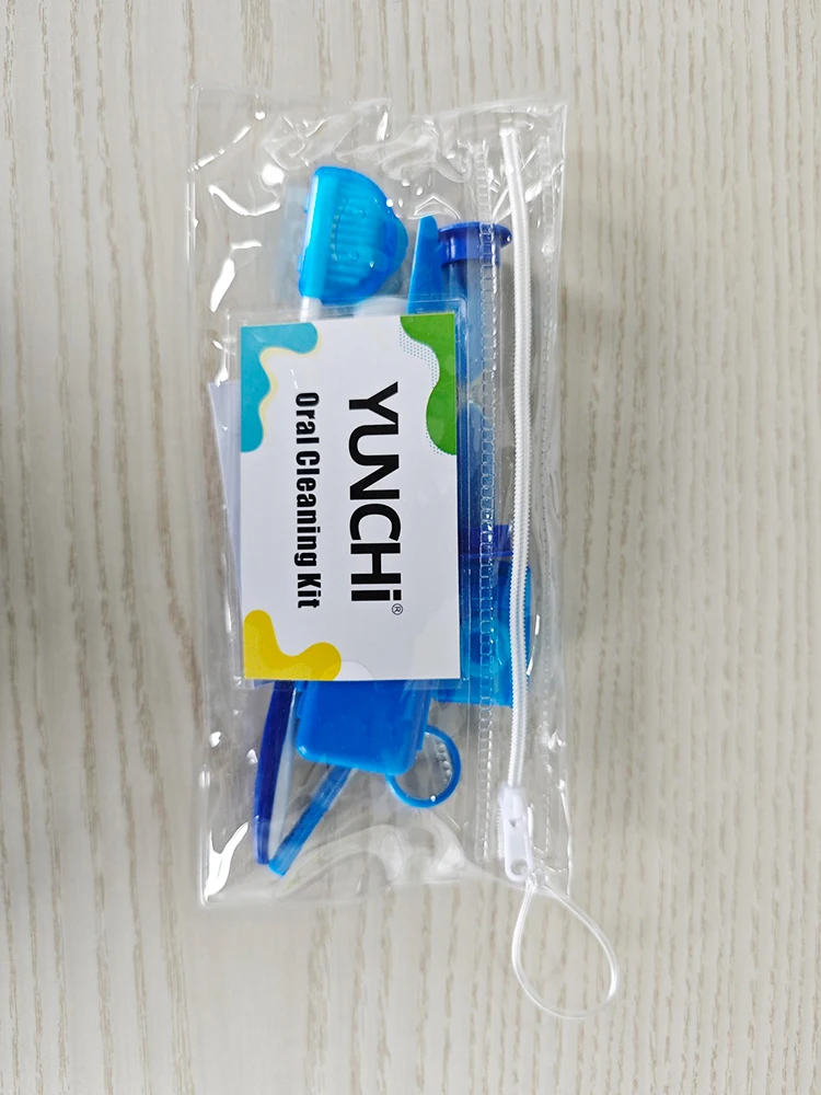 Yunchi Oral care kit comprising toothbrushes and floss