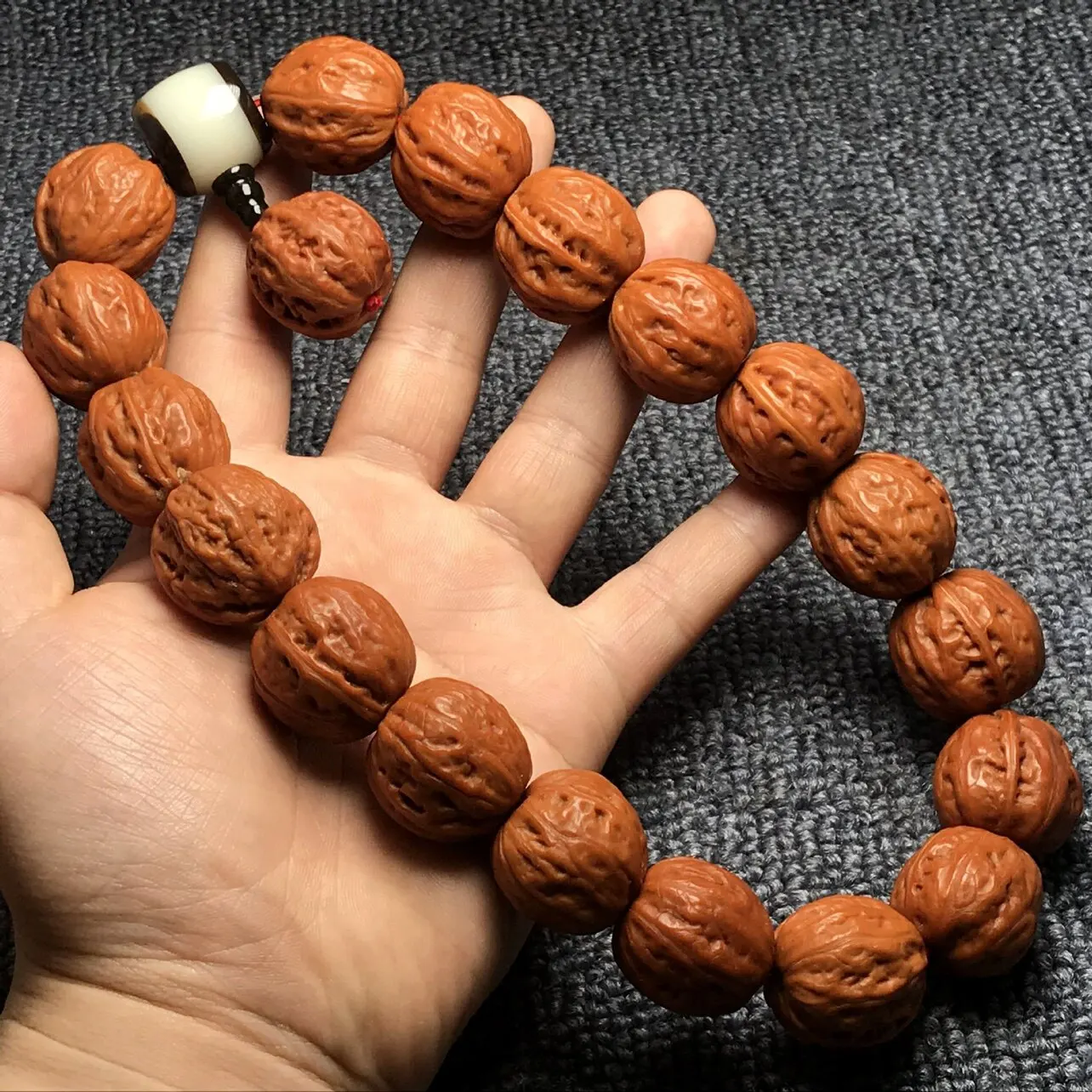Chinese Style Auspicious Lucky 18 Pcs 22mm Polished Walnut Prayer Beads Bracelet Unisex Wenwan Fortune Meditation Mala For Daily