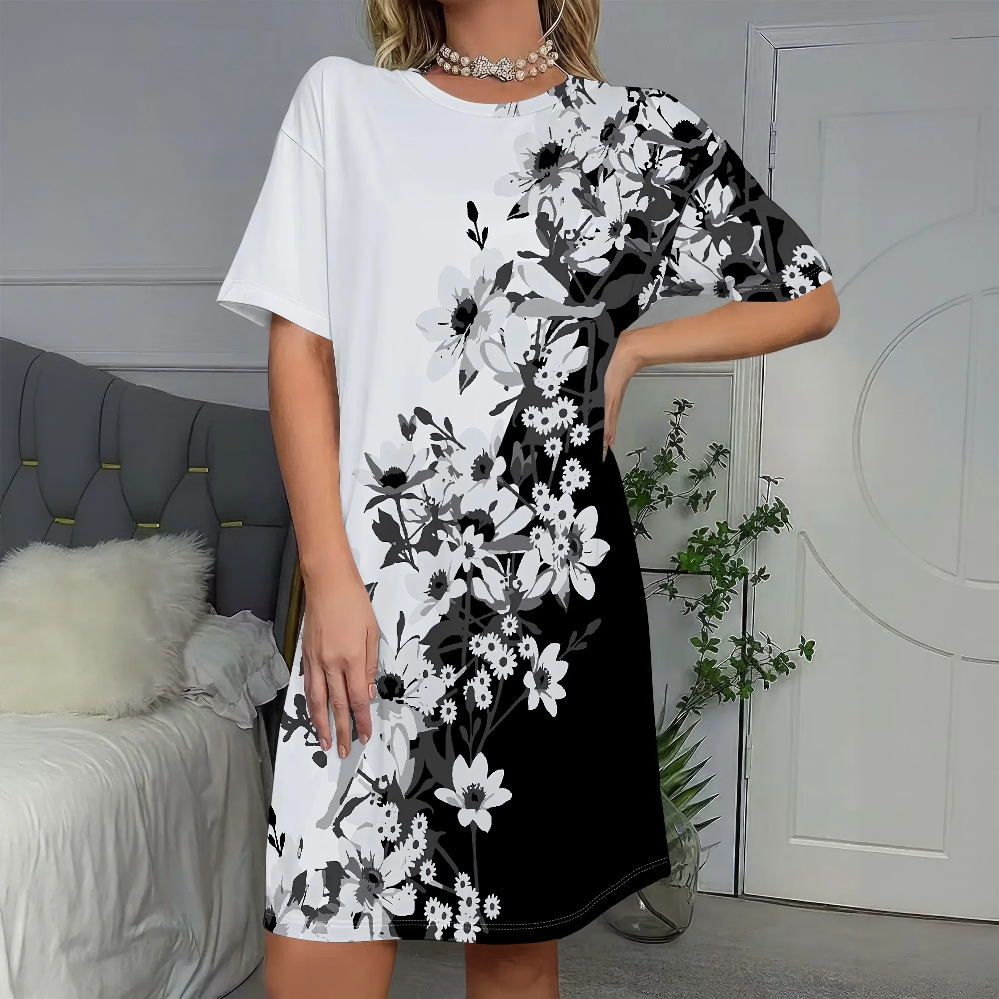 

Black White Floral Print T-Shirt Dress, Loose Fit Short Sleeve Mini Dress, Casual Summer Beach Wear for Women, S-2XL