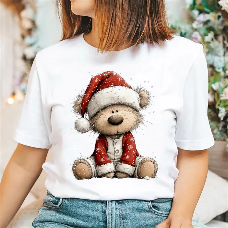 Modna koszulka damska z nadrukiem, świąteczny wzór z misiem, regularny krój, biała koszulka codzienna, urocza koszulka na Nowy Rok.