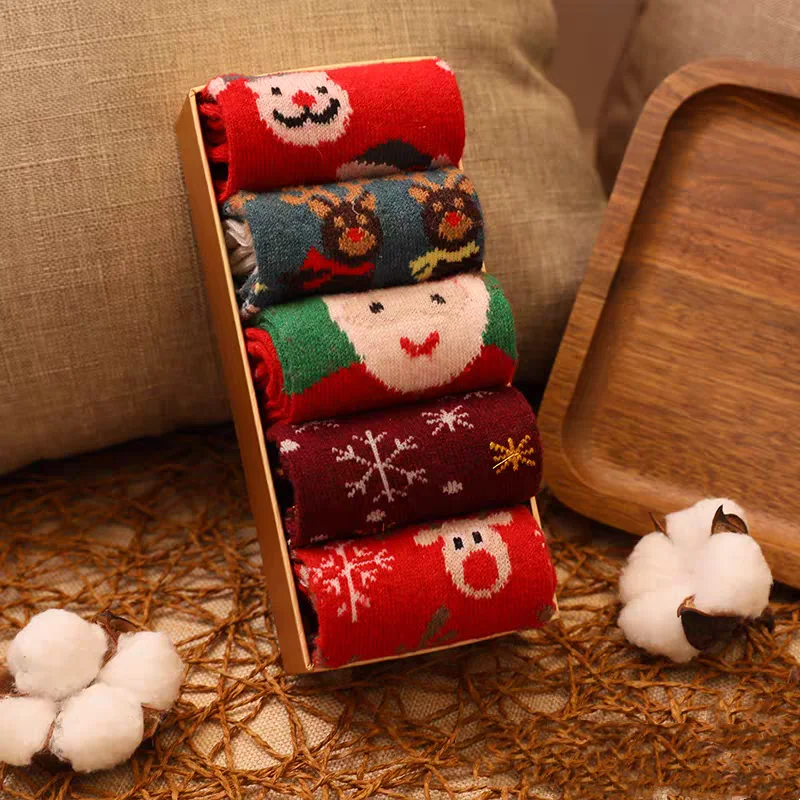 ถุงเท้าคริสต์มาส 5 คู่ ถุงเท้าขนสัตว์ ถุงเท้าแบบกลางน่อง ถุงเท้าลายน่ารักสนุกๆ ลายซานต้าและกวางเรนเดียร์ กล่องของขวัญธีมคริสต์มาสสำหรับผู้หญิง