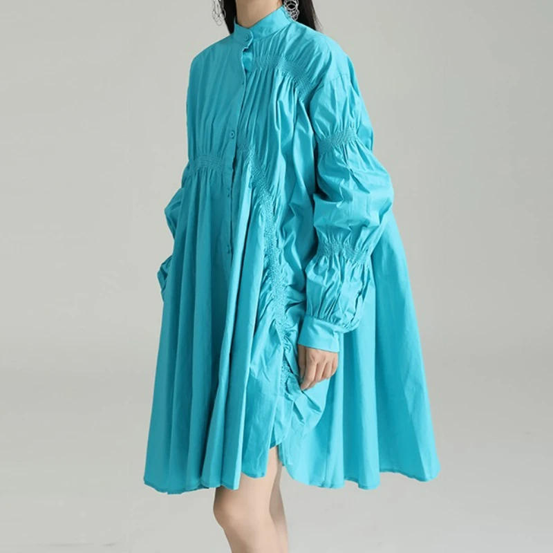 Modna sukienka koszulowa w stylu trendsetterów, luźna, z nieregularnymi plisowanymi bufiastymi rękawami i szerokim dołem.