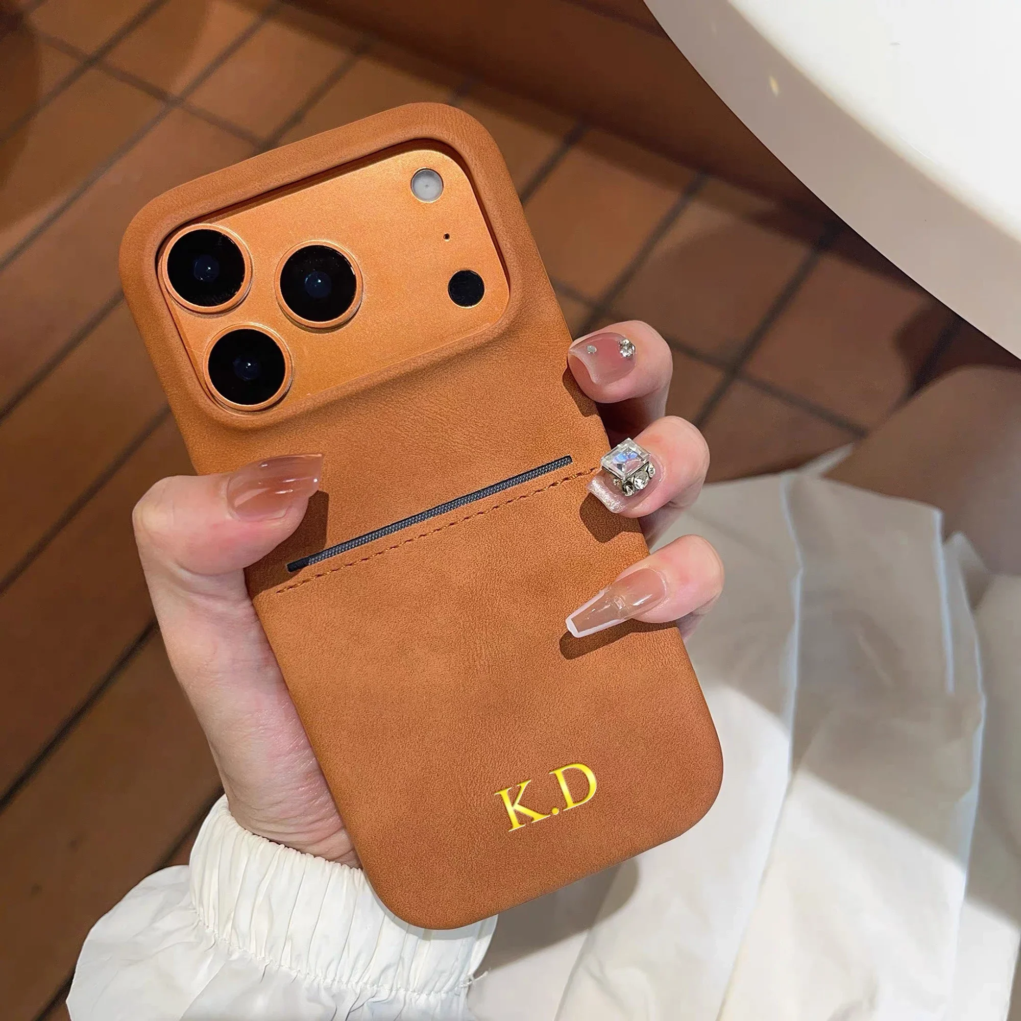 Personalisierte Retro-Hülle aus mattem Kunstleder mit individuellem Namen für iPhone 17 16 15 14 13 Pro Max Air, Heißprägung, magnetische Saugabdeckung