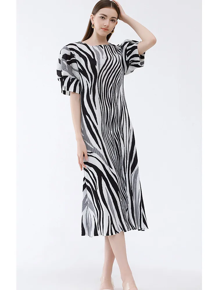 Nuova estate 2024 dolce giovane dall'aspetto ampio pieghettato lanterna a strisce zebrate Sve Dr coreano Sle rotondo Ne pezzo unico...