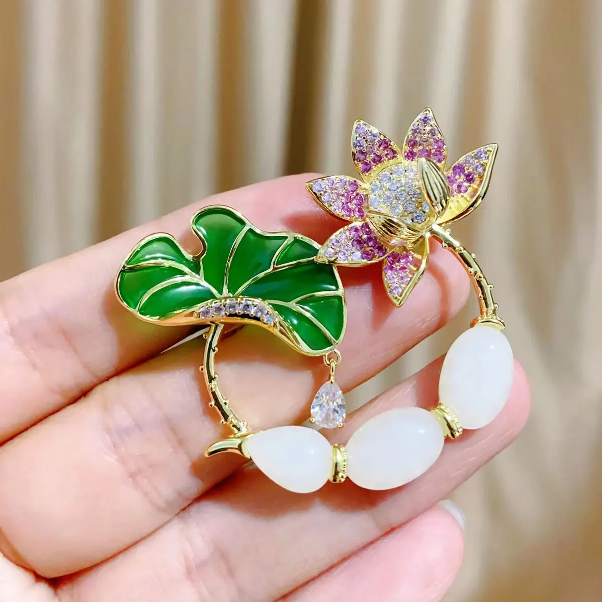 Exqusitie Women Girls Fashion Elegant Lotus Crystal Badges Brooches High-end Lady Dress Suit Flower Plant Series Pins Jewelry