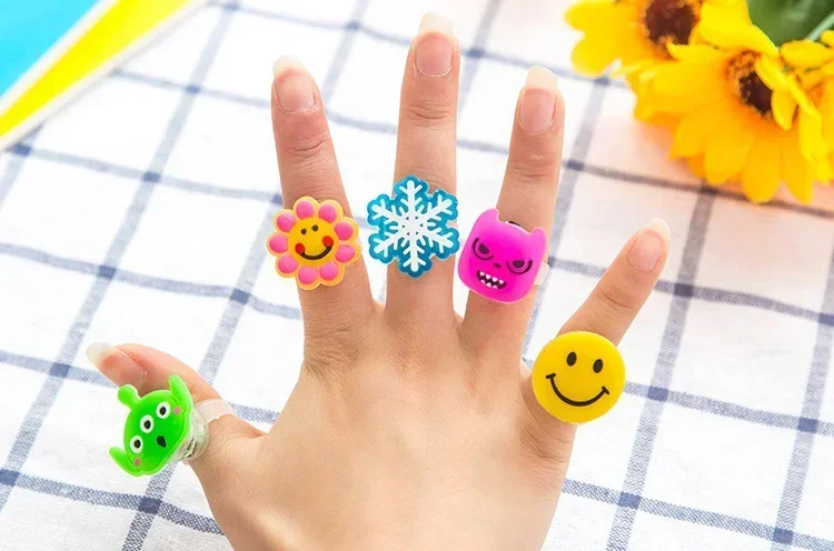 [Funny] 30pcs/lot Party Flashing LED Light Up Ring Toy cartoon luminous KT/Snow/Devil/Dog Rings girl evening of adornment gift