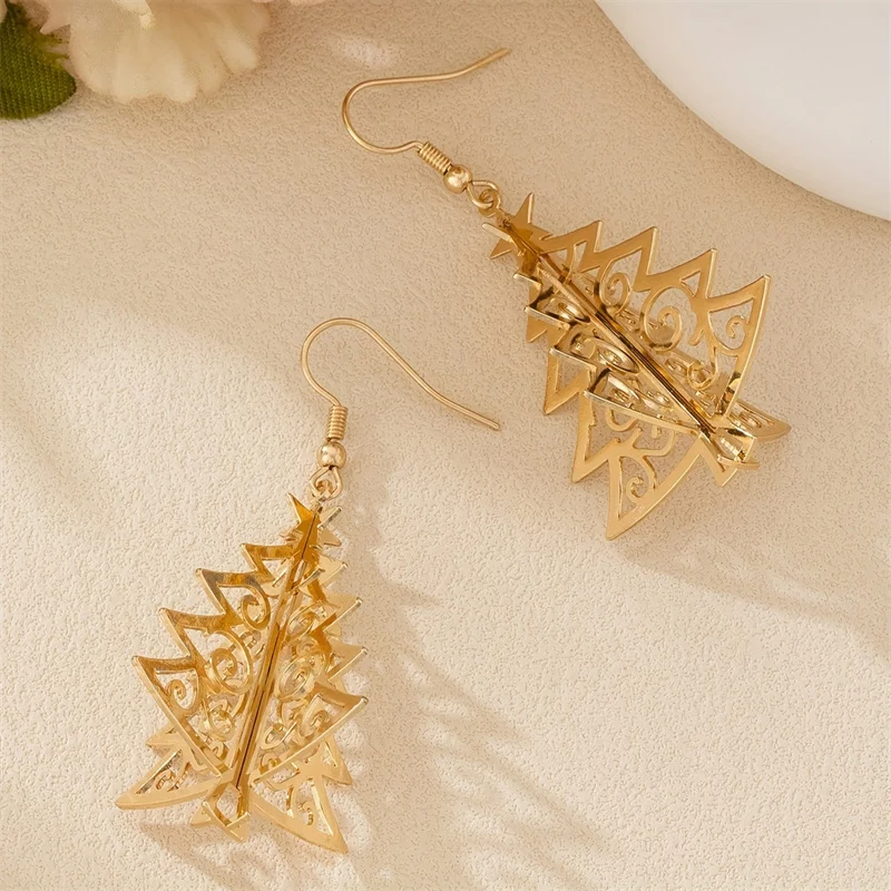 Exquisite goldfarbene 3D-Weihnachtsbaum-Anhänger-Ohrringe für Damen, modische hohle Schneeflocken-Ohrringe, Schmuck für die Neujahrsparty. – Detail 5