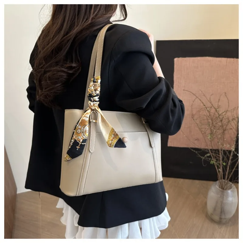 

Large Capacity Hand-held Underarm Bag Women's 2025 New Simple Casual Shoulder Bag Commuting Versatile Crossbody Bag