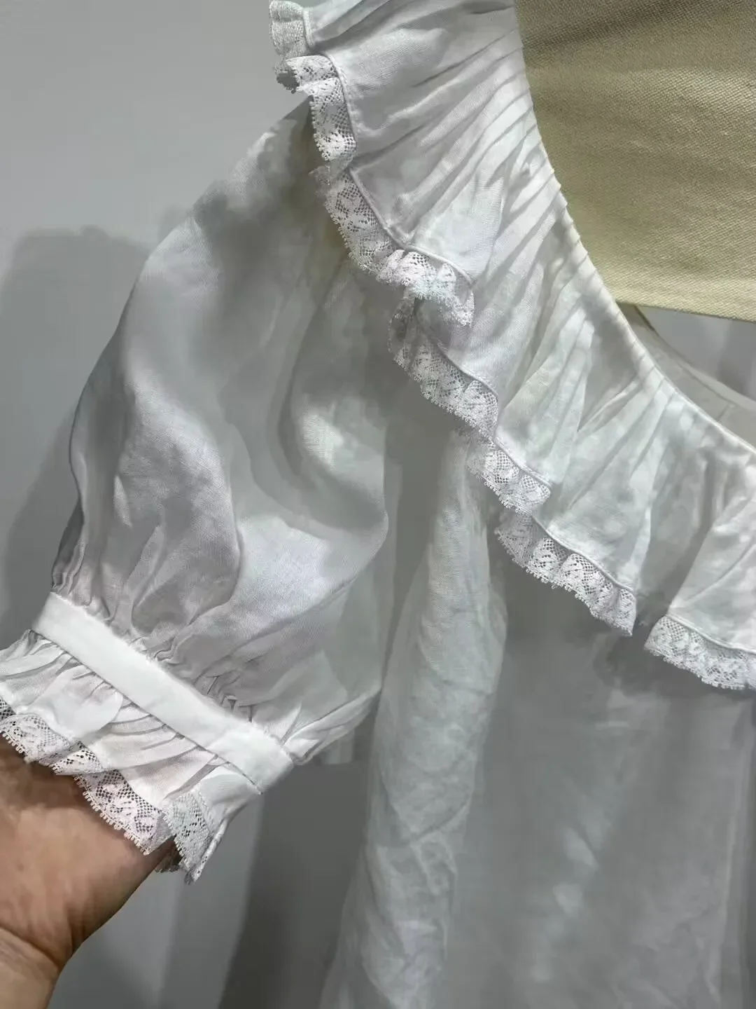 Camisa informal de mujer en blanco o negro, blusa holgada de moda de manga corta con cuello redondo y volantes bordados de encaje