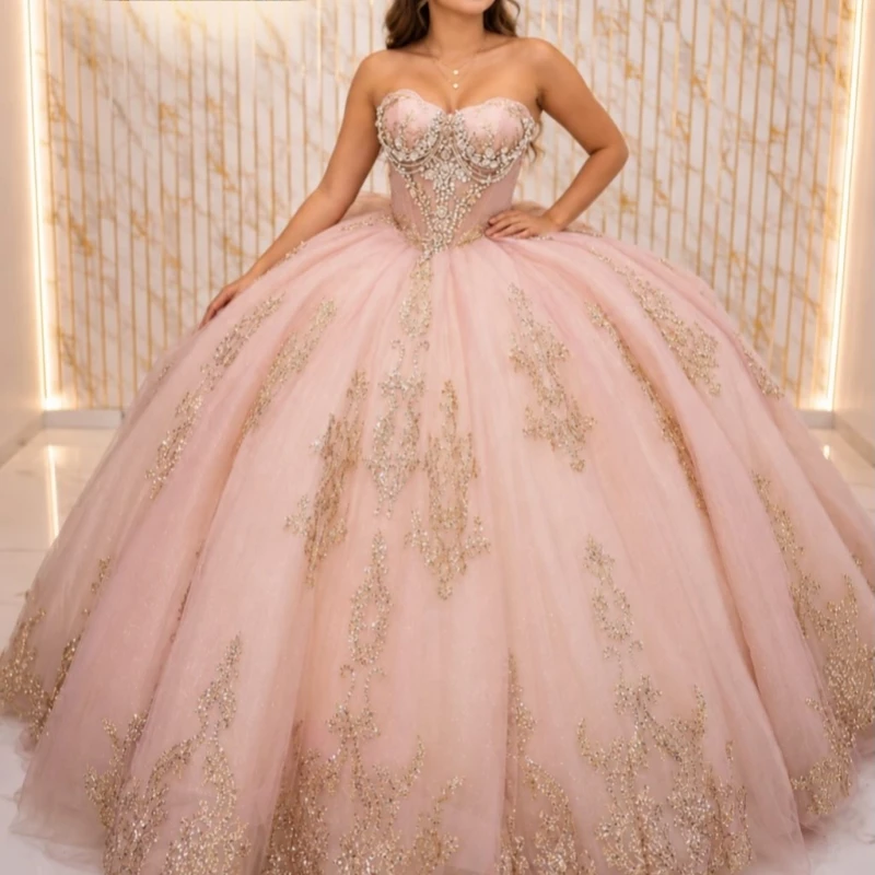 Vestido de Quinceañera Rosa con Brillo, Apliques Dorados, Encaje, Cuentas, Cristales, Tul Escalonado, Corsé, Hombros Descubiertos, Vestido de Fiesta de 16 Años