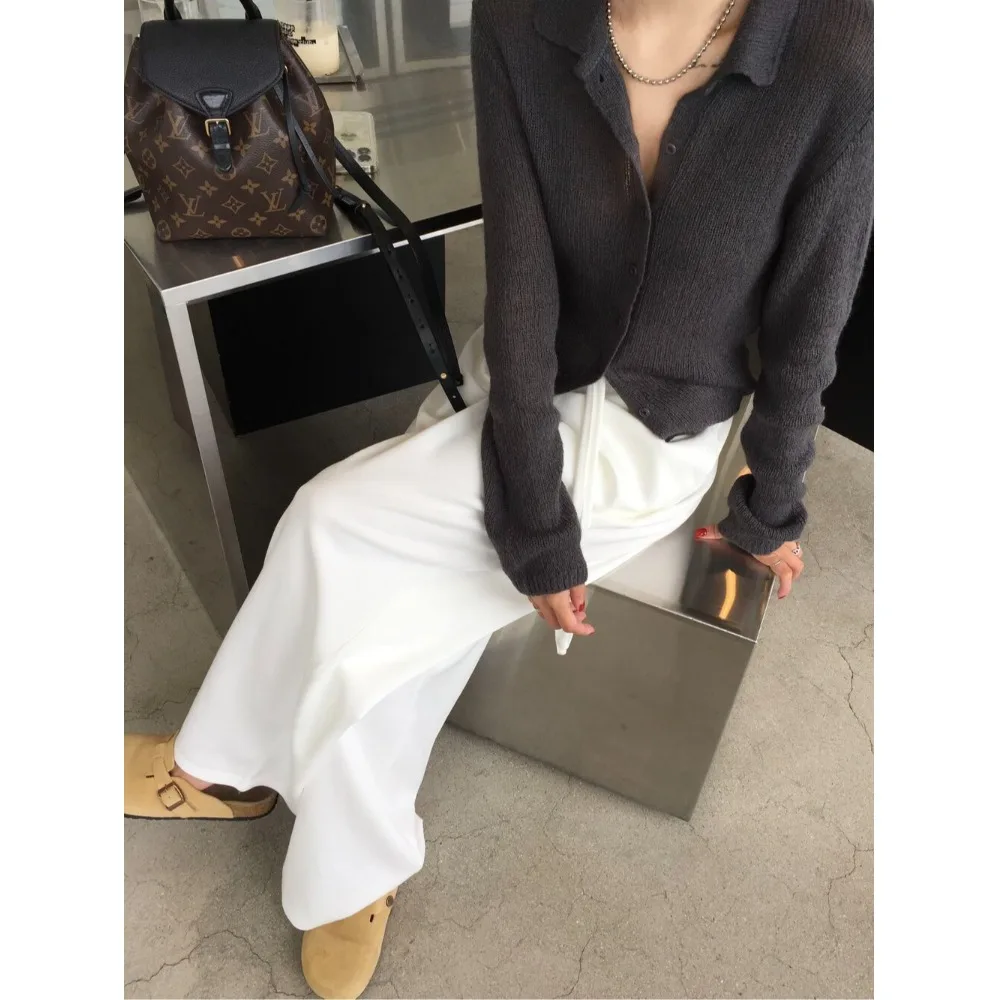 Elegancka, długa dzianina damska zapinana na guziki, miękka, wyszczuplająca bluzka, modna, idealna na uczelnię i do ulicy, odpowiednia na różne okazje.