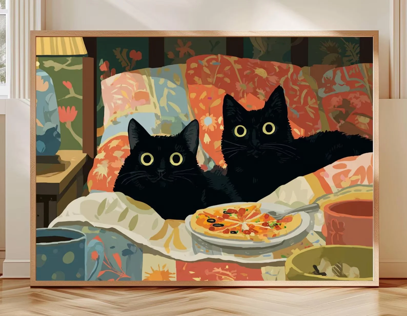 Zwei schwarze Katzen, die Pizza im Bett essen – gemütlicher Cottagecore-Katzenkunstdruck, Retro-Schlafzimmerillustration mit Blumenmuster, skurrile Wanddekoration für