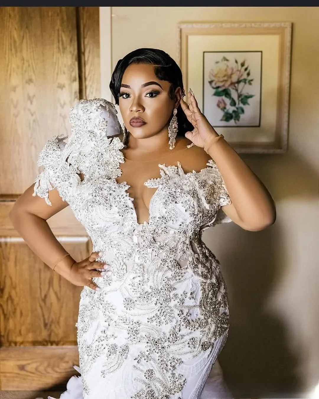 カスタマイズされたアラビア風アソエビプラスサイズアイボリーウェディングドレスクリスタルレースノースリーブティアードチュール豪華な花嫁衣装ドレス