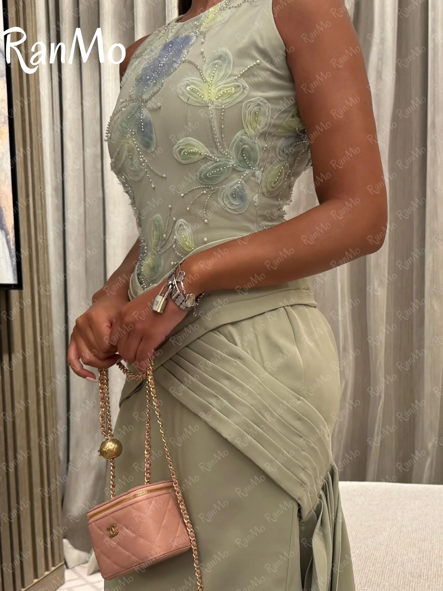 รันโม อิลลูชั่นชุดราตรีสีเขียวคอวีแขนกุดประดับด้วยลูกปัดดอกไม้จีบชุดราตรีหรูหราชุดปาร์ตี้สั่งทำพิเศษ