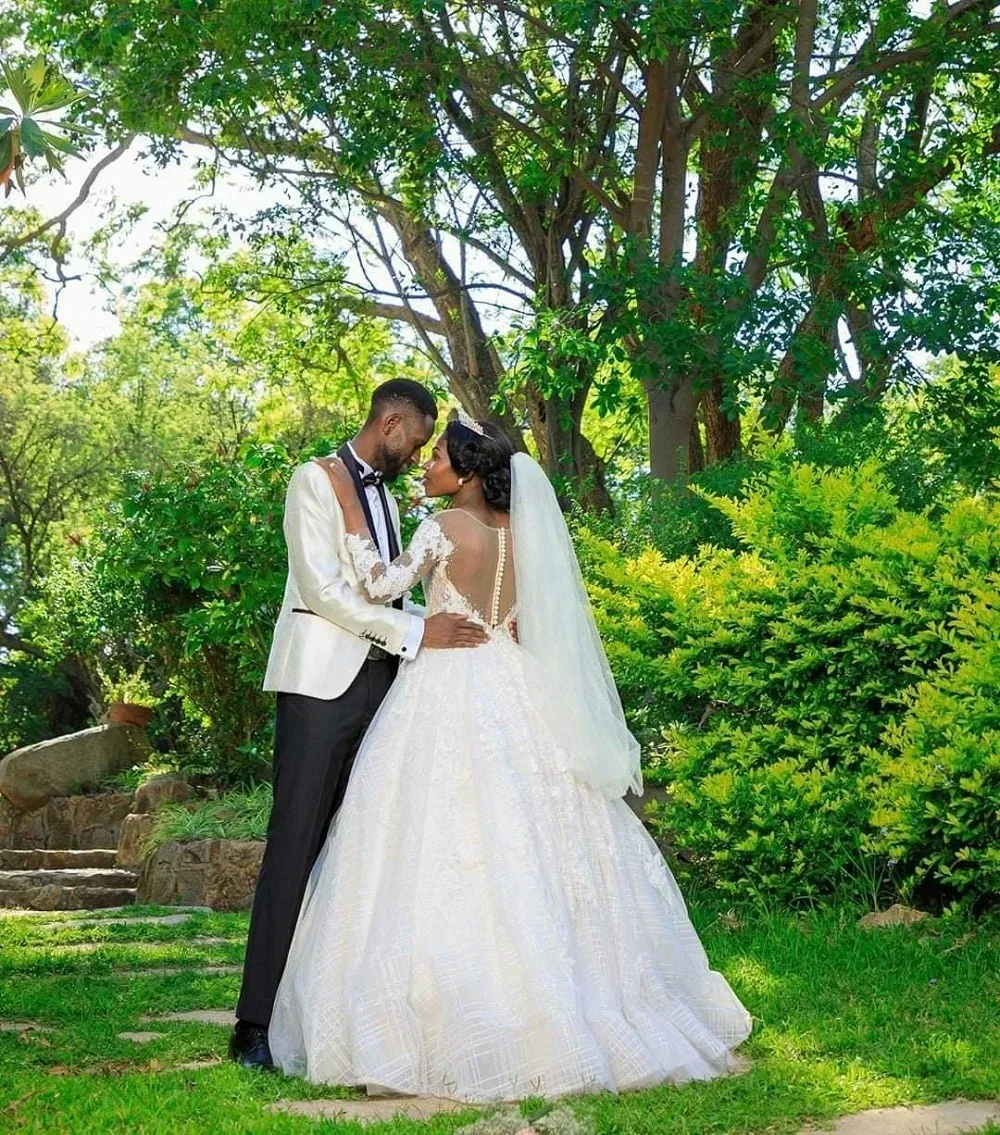 Maßgeschneiderte Robe De Mariage Lange Ärmel Prinzessin Hochzeit Spitze Applikationen Sheer O-Ausschnitt Korsett Rücken Braut Kleid Brautkleider