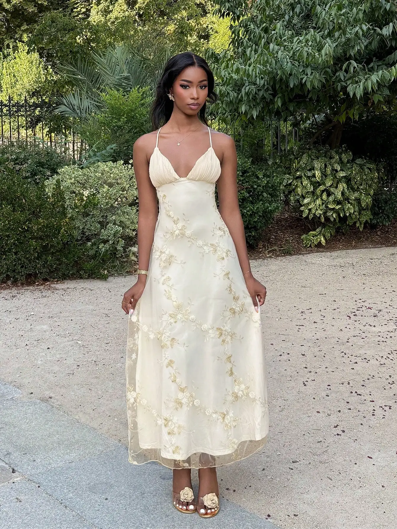 

Кремовое платье макси с цветочной вышивкой, глубоким V-образным вырезом и драпировкой на груди