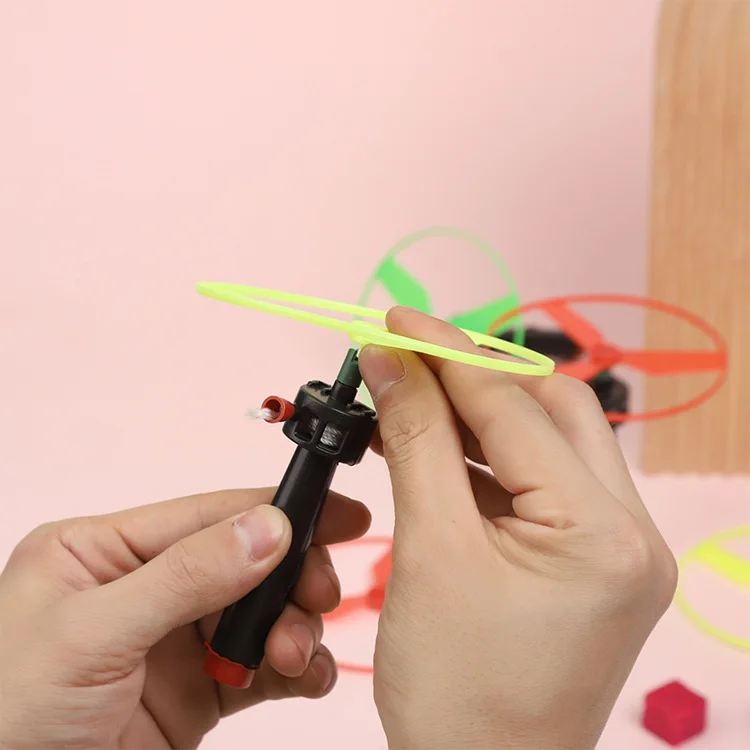 6 szt. Latające dyski z śmigłami, zabawki helikoptery ze sznurkiem, latające talerze UFO, kręcioły, zabawki treningowe do gier sportowych na świeżym powietrzu dla dzieci